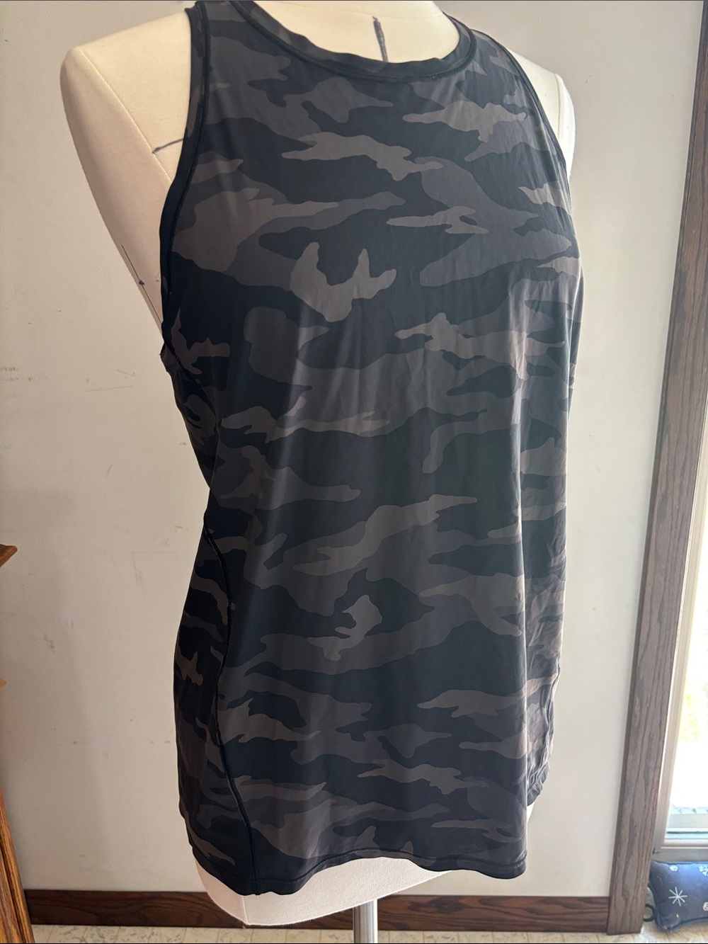 Athleta Women’s Sleeveless Camo Tank Top in Black and Gray